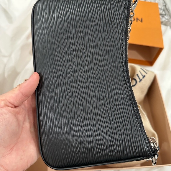 LV Easy Pouch on chain - Picture 4 of 8